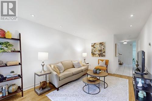 42 Brownstone Circle, Vaughan (Crestwood-Springfarm-Yorkhill), ON - Indoor Photo Showing Living Room