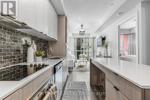 312 - 5220 Dundas Street, Burlington (Orchard), ON - Indoor Photo Showing Kitchen With Upgraded Kitchen