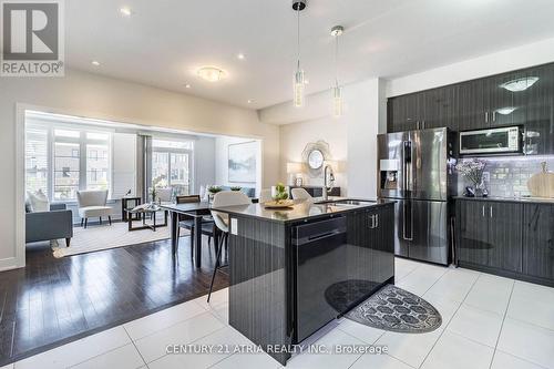 595 Mermaid Crescent, Mississauga, ON - Indoor Photo Showing Kitchen With Upgraded Kitchen