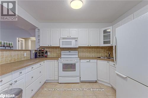 1104 Alfred Street, Innisfil, ON - Indoor Photo Showing Kitchen With Double Sink