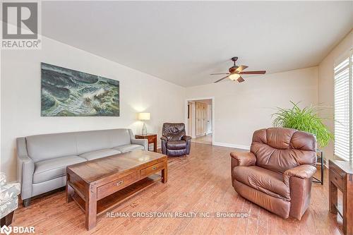 1104 Alfred Street, Innisfil, ON - Indoor Photo Showing Living Room