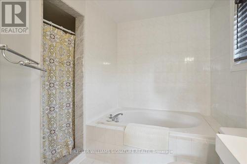 32 Wakefield Lane, Hamilton (Waterdown), ON - Indoor Photo Showing Bathroom