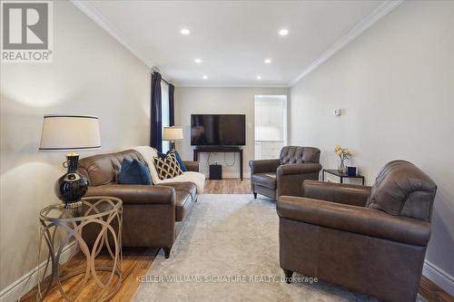 32 Wakefield Lane, Hamilton, ON - Indoor Photo Showing Living Room