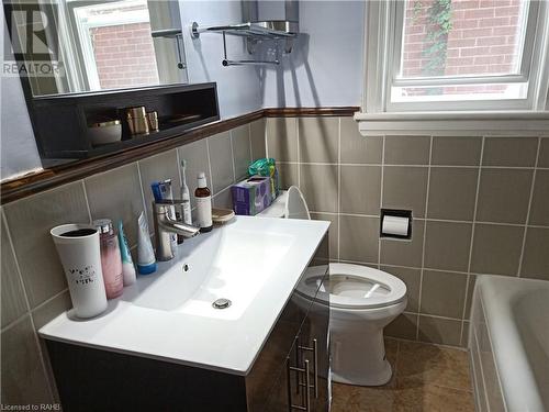 84 Arnold Street, Hamilton, ON - Indoor Photo Showing Bathroom