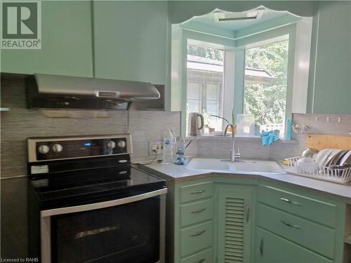 84 Arnold Street, Hamilton, ON - Indoor Photo Showing Kitchen