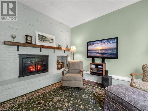 544 Crescent Road, Fort Erie, ON - Indoor Photo Showing Living Room With Fireplace