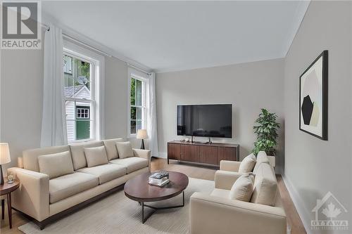 5555 Dickinson Street, Ottawa, ON - Indoor Photo Showing Living Room