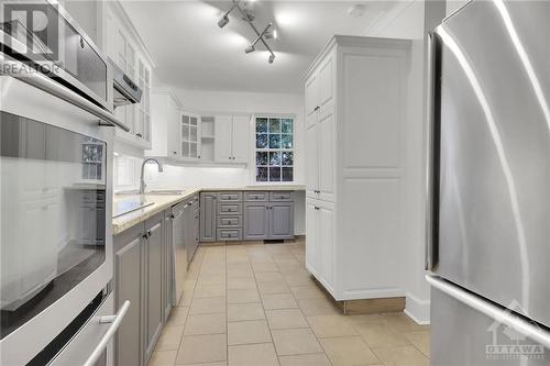 5555 Dickinson Street, Ottawa, ON - Indoor Photo Showing Kitchen