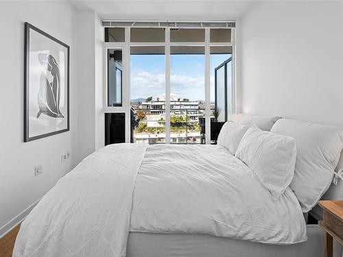 804-379 Tyee Rd, Victoria, BC - Indoor Photo Showing Bedroom