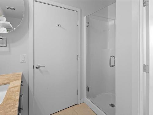 804-379 Tyee Rd, Victoria, BC - Indoor Photo Showing Bathroom