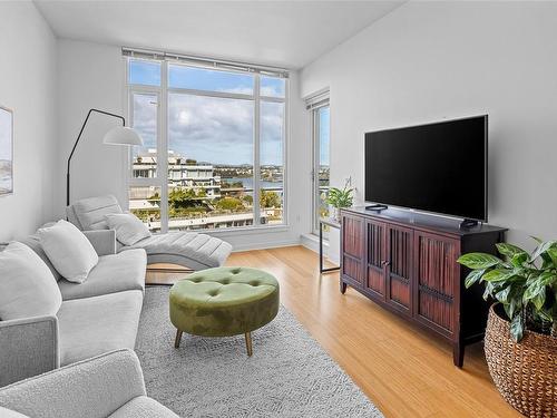 804-379 Tyee Rd, Victoria, BC - Indoor Photo Showing Living Room