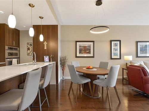 215-999 Burdett Ave, Victoria, BC - Indoor Photo Showing Dining Room