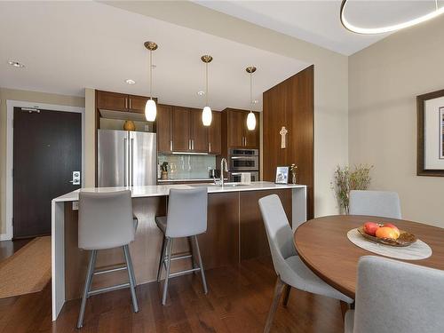 215-999 Burdett Ave, Victoria, BC - Indoor Photo Showing Dining Room