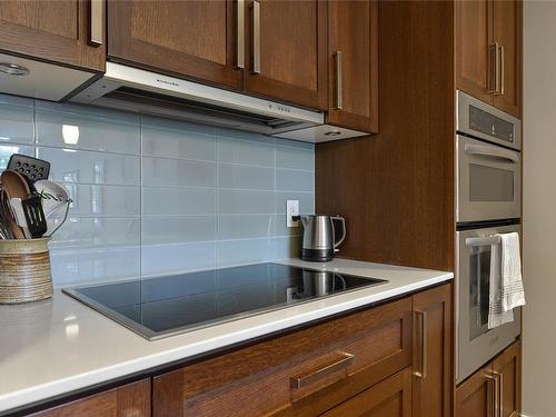 215-999 Burdett Ave, Victoria, BC - Indoor Photo Showing Kitchen