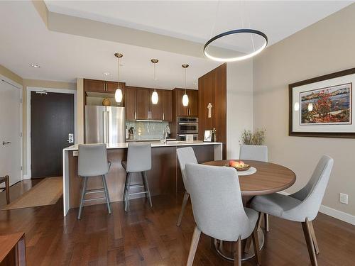 215-999 Burdett Ave, Victoria, BC - Indoor Photo Showing Dining Room