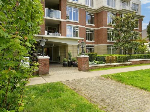 215-999 Burdett Ave, Victoria, BC - Outdoor