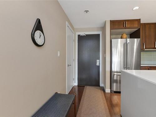 215-999 Burdett Ave, Victoria, BC - Indoor Photo Showing Kitchen