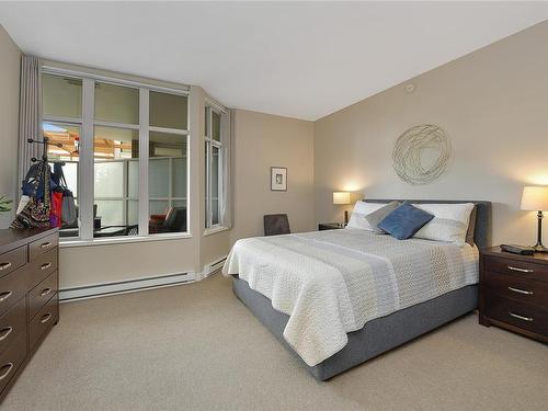 215-999 Burdett Ave, Victoria, BC - Indoor Photo Showing Bedroom