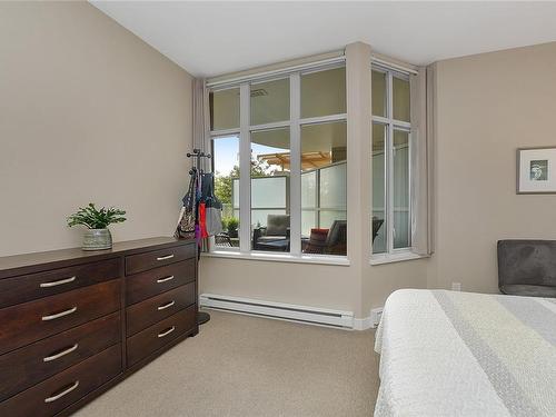 215-999 Burdett Ave, Victoria, BC - Indoor Photo Showing Bedroom