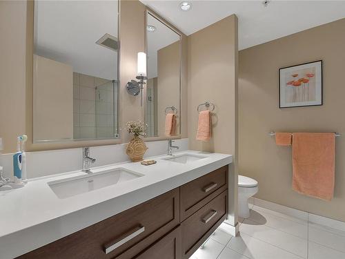 215-999 Burdett Ave, Victoria, BC - Indoor Photo Showing Bathroom