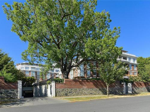 215-999 Burdett Ave, Victoria, BC - Outdoor