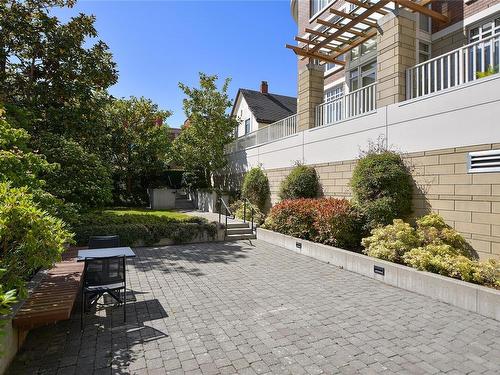 215-999 Burdett Ave, Victoria, BC - Outdoor