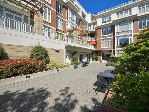 215-999 Burdett Ave, Victoria, BC - Outdoor