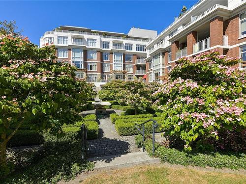 215-999 Burdett Ave, Victoria, BC - Outdoor