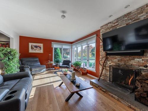 Living room - 425 Rue Jean-De Brébeuf, Saint-Jean-Sur-Richelieu, QC - Indoor Photo Showing Living Room With Fireplace