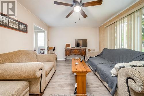 1430 Janette Avenue, Windsor, ON - Indoor Photo Showing Living Room