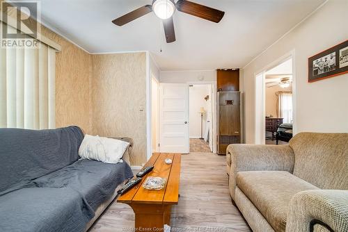 1430 Janette Avenue, Windsor, ON - Indoor Photo Showing Living Room