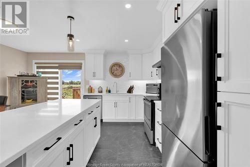 163 Lane Street, Essex, ON - Indoor Photo Showing Kitchen With Upgraded Kitchen