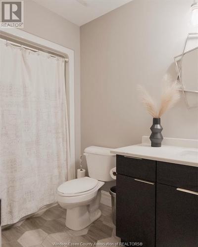 544 River Downs Avenue, Lakeshore, ON - Indoor Photo Showing Bathroom