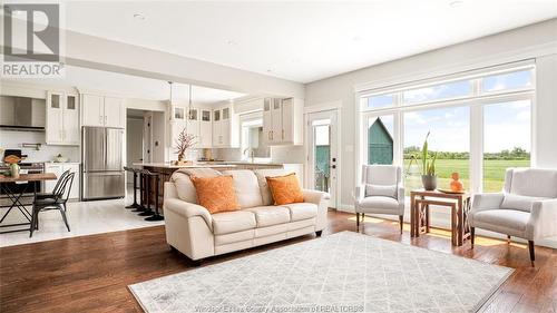 6401 North Townline Road, Amherstburg, ON - Indoor Photo Showing Living Room