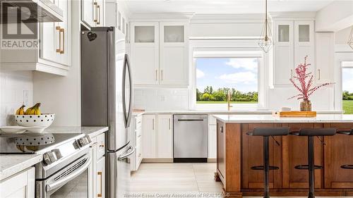 6401 North Townline Road, Amherstburg, ON - Indoor Photo Showing Kitchen With Upgraded Kitchen