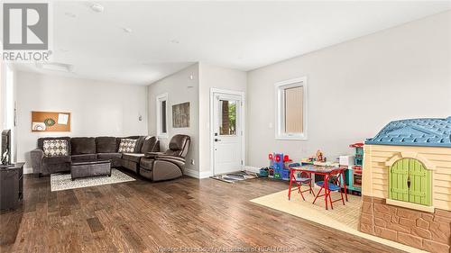 6401 North Townline Road, Amherstburg, ON - Indoor Photo Showing Living Room