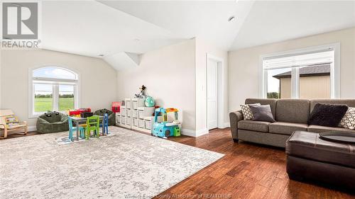 6401 North Townline Road, Amherstburg, ON - Indoor Photo Showing Living Room