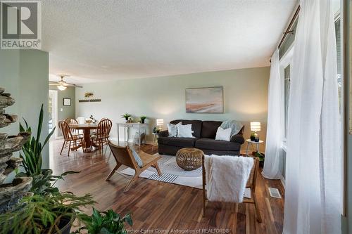 415 County Rd 34 West, Cottam, ON - Indoor Photo Showing Living Room