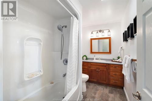 415 County Rd 34 West, Cottam, ON - Indoor Photo Showing Bathroom