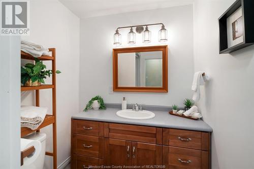 415 County Rd 34 West, Cottam, ON - Indoor Photo Showing Bathroom