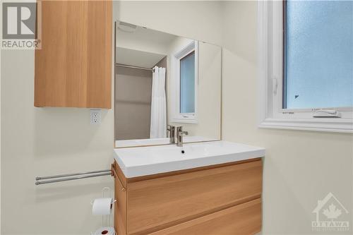 548 Mutual Street, Ottawa, ON - Indoor Photo Showing Bathroom