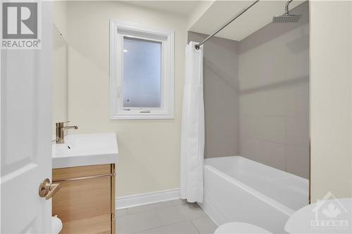 548 Mutual Street, Ottawa, ON - Indoor Photo Showing Bathroom