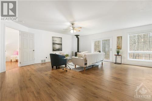 Bright and spacious! - 4207 Limestone Road, Ottawa, ON - Indoor Photo Showing Living Room