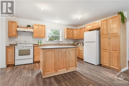 4207 Limestone Road, Ottawa, ON - Indoor Photo Showing Kitchen