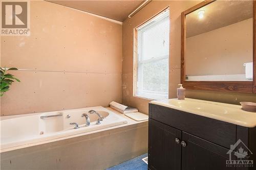 Ensuite bath - 4207 Limestone Road, Ottawa, ON - Indoor Photo Showing Bathroom