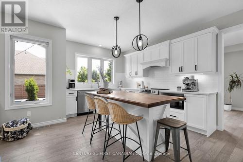 114 Old Field Lane, Central Elgin (Port Stanley), ON - Indoor Photo Showing Kitchen With Upgraded Kitchen