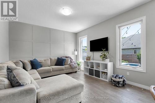 114 Old Field Lane, Central Elgin (Port Stanley), ON - Indoor Photo Showing Living Room