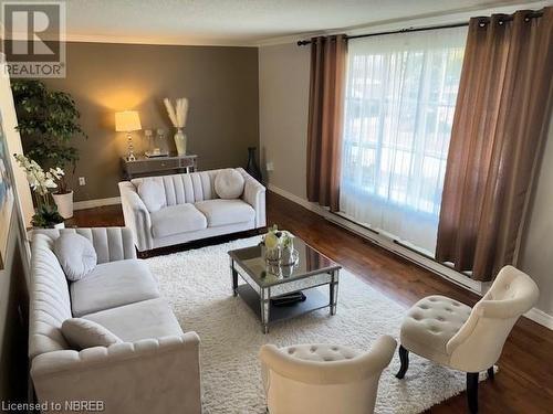 116 Francis Street, North Bay, ON - Indoor Photo Showing Living Room