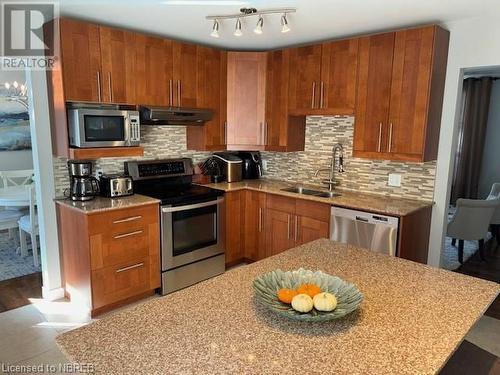 116 Francis Street, North Bay, ON - Indoor Photo Showing Kitchen With Double Sink