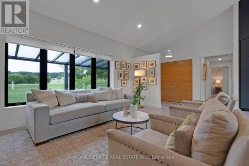 4566 Harwood Road, Hamilton Township, ON - Indoor Photo Showing Living Room